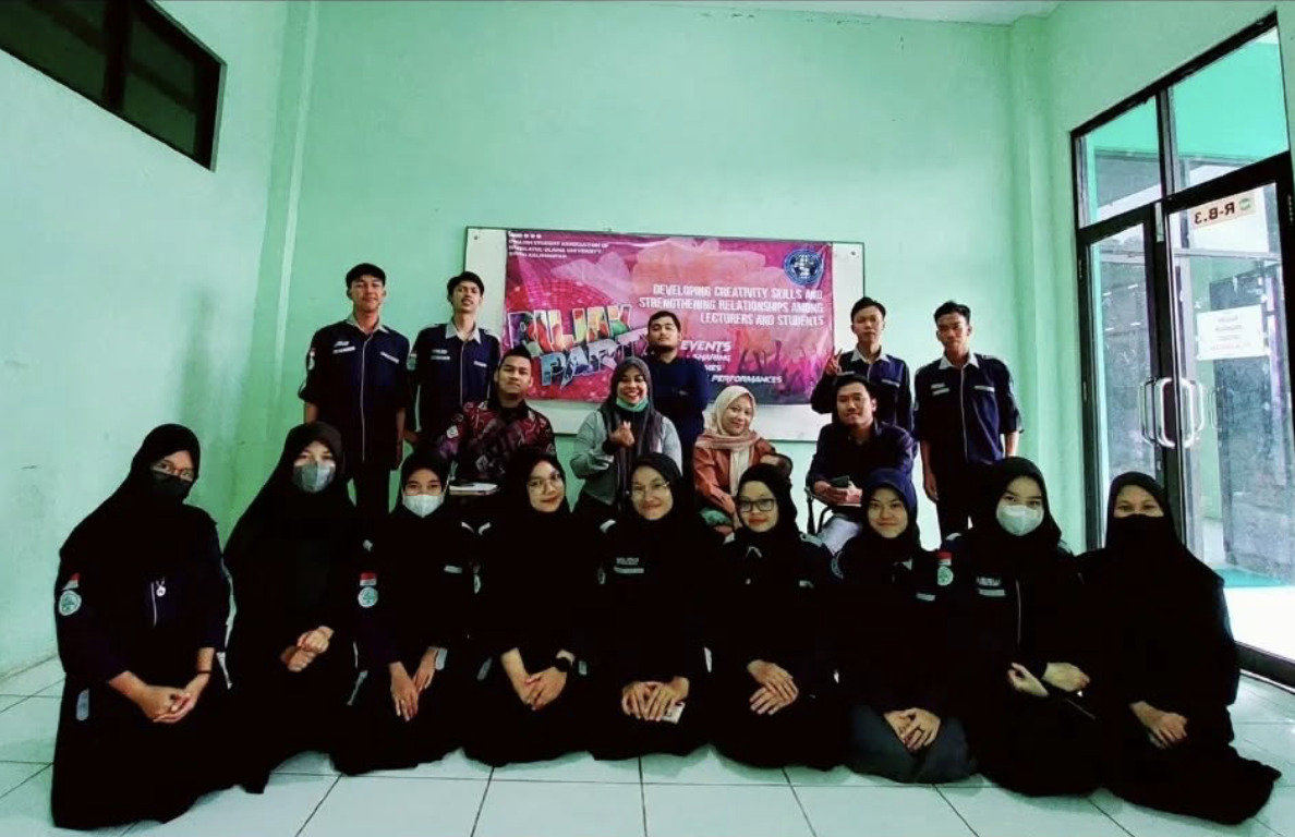 ESA UNUKASE Gelar Rujak Party Bersama Dosen PBI, Pererat Silaturahmi dan Kembangkan Kreativitas Mahasiswa